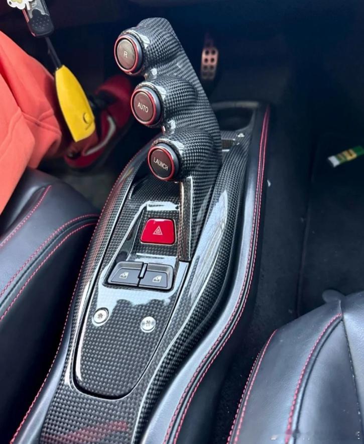 一大早打了个车，发现这个车有点与众不同，这个是什么车呢？​​​