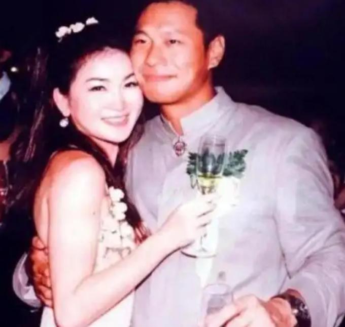 2006年，温碧霞崩溃提离婚，只因医生说她这辈子生不了。何祖光听完二话不说，甩出