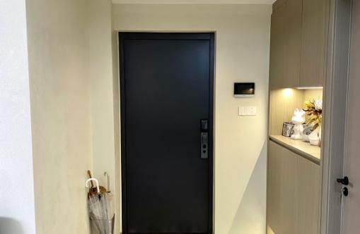 我家装修那会儿，亲戚都劝我：背景墙要做大理石的，吊顶要搞复杂的，客厅要放个大茶几