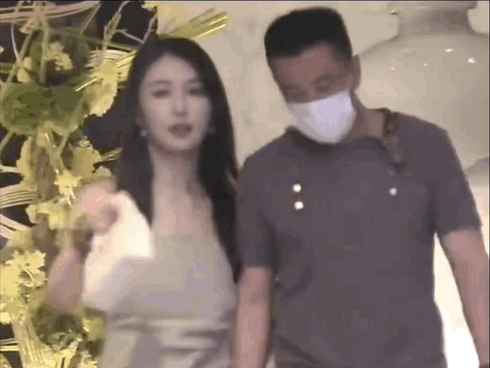 52岁的杨坤竟然还没有结婚？近日天有媒体拍到歌手杨坤和一名年轻美女手牵着手一同回