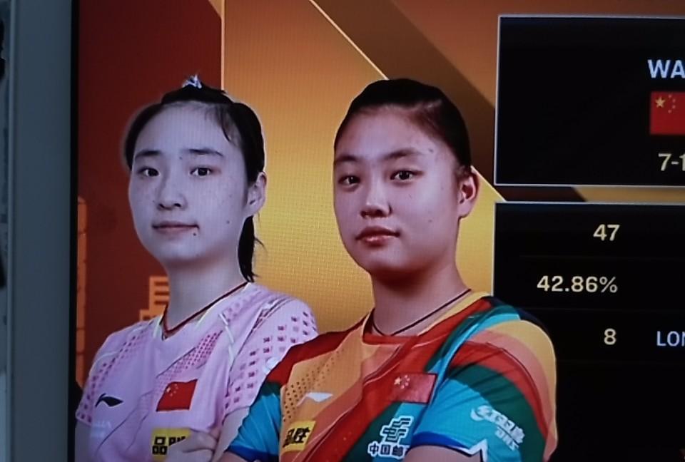徐奕/王晓彤前两局被打懵了，周雨和侯英超都急了，不要搓球，直接拉起来，跟她们打上