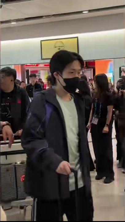 国乒队伍顺利抵达伦敦，全员状态拉满，活力值爆棚！王楚钦一身清爽穿搭亮相，眉眼利落