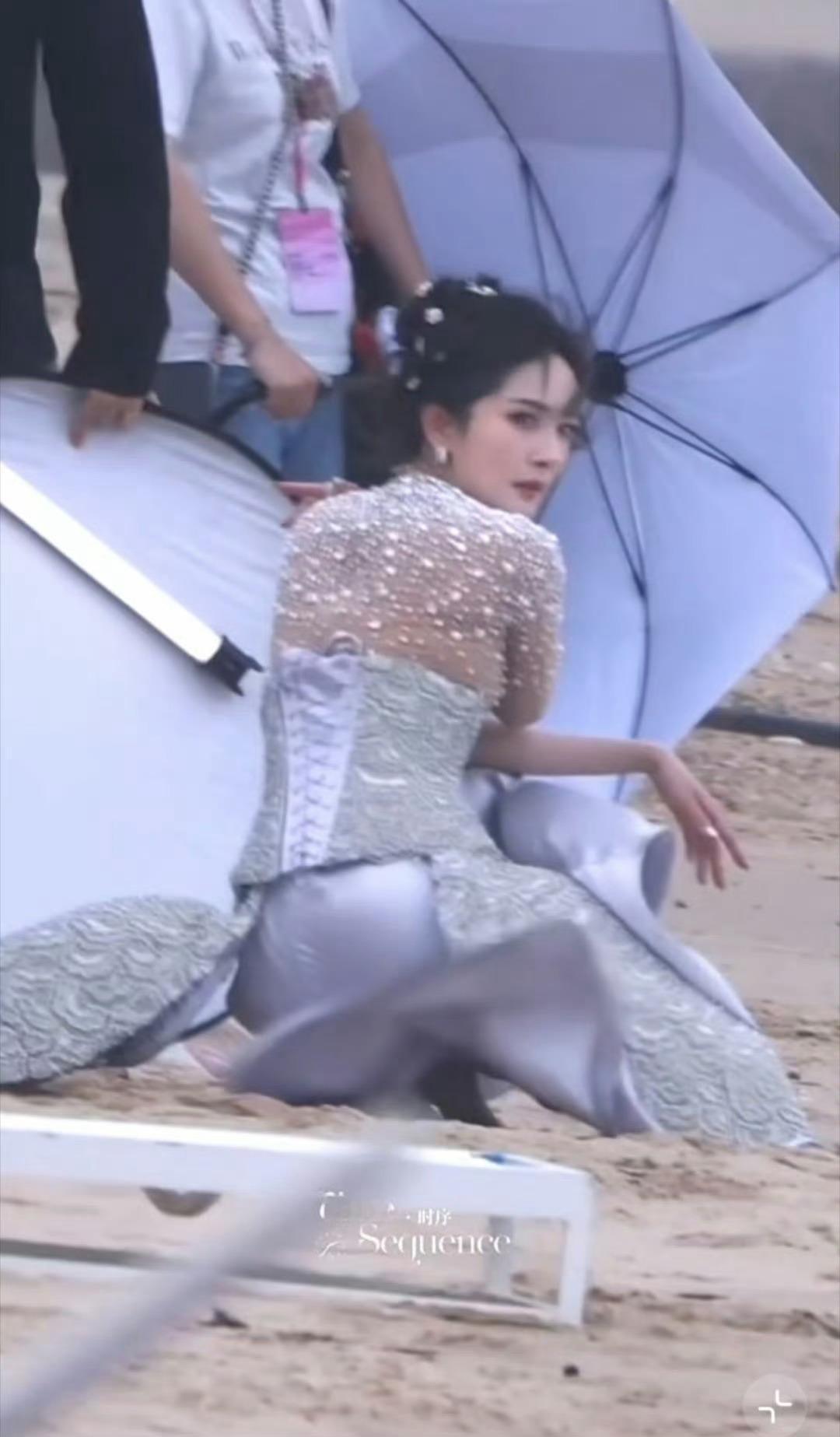 杨幂ELLE盛典路透，这衣服是啥啊？那两片翅膀是有什么心事吗，好难看的衣服ELL