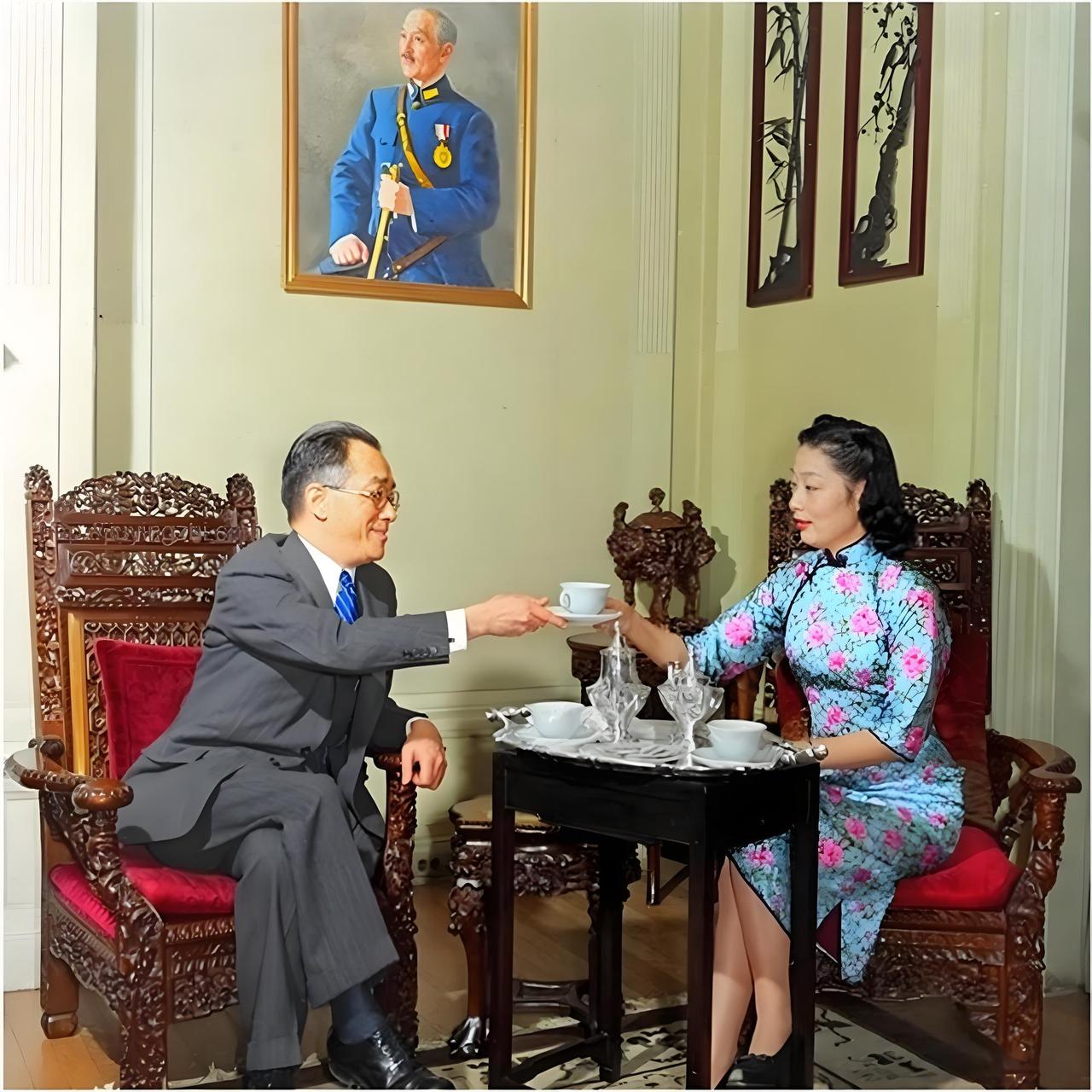 这张拍摄于1941年的照片中，胡适与张太两人身处一间布置典雅的室内，享受着下午茶