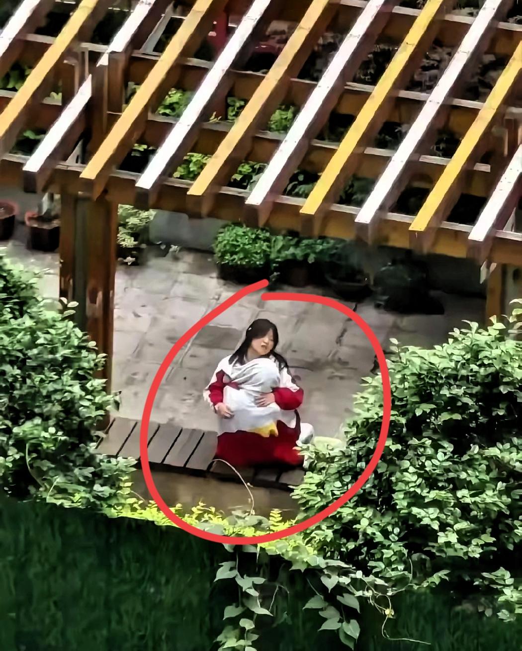 家长群炸了——有人吐槽放学巷口俩穿校服的抱在一起啃，画面冲击力堪比恐怖片。不止