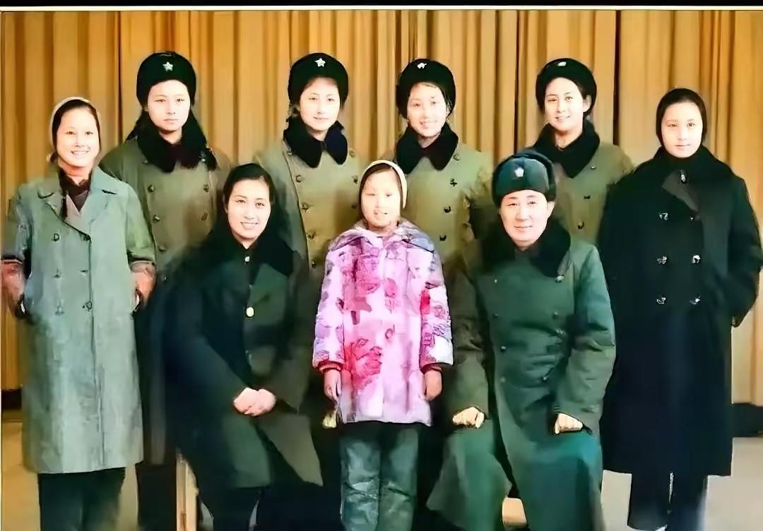 开国少将生了七朵金花，没一个儿子。七姐妹长大后，清一色入了党，扛起枪。有的去了