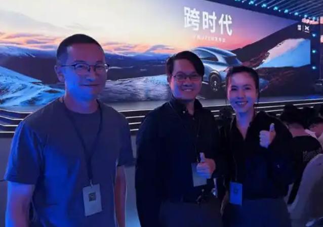 据传，小鹏汽车最近也在内部架构上搞了个大整合，把管自动驾驶和智能座舱的两个核心部