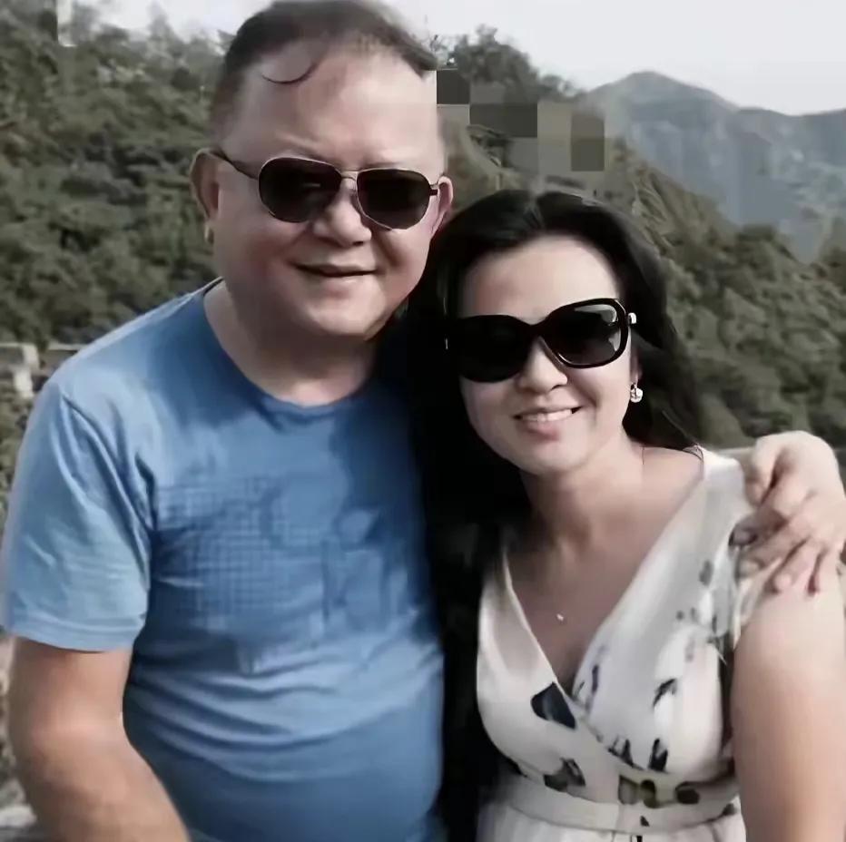 王刚与妻子郑艳东结婚，年龄相差整二十岁，如今生下儿子家庭幸福王刚和妻子郑艳东最