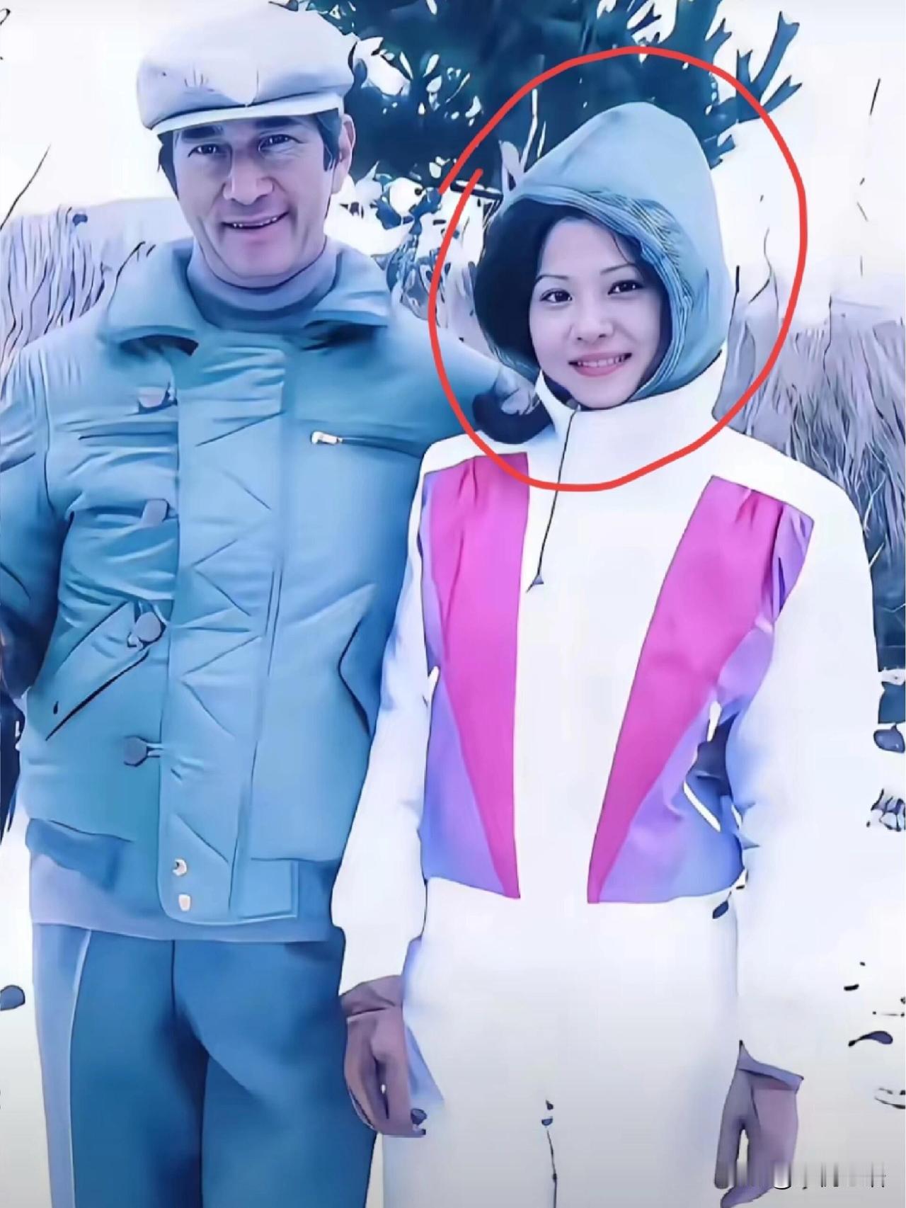 赌王三太年轻时照片火了！这哪是护工，明明是大美人最近窦骁何超莲的事闹得热闹