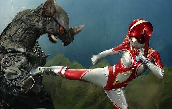 新版女奥特曼，很能打的样子。