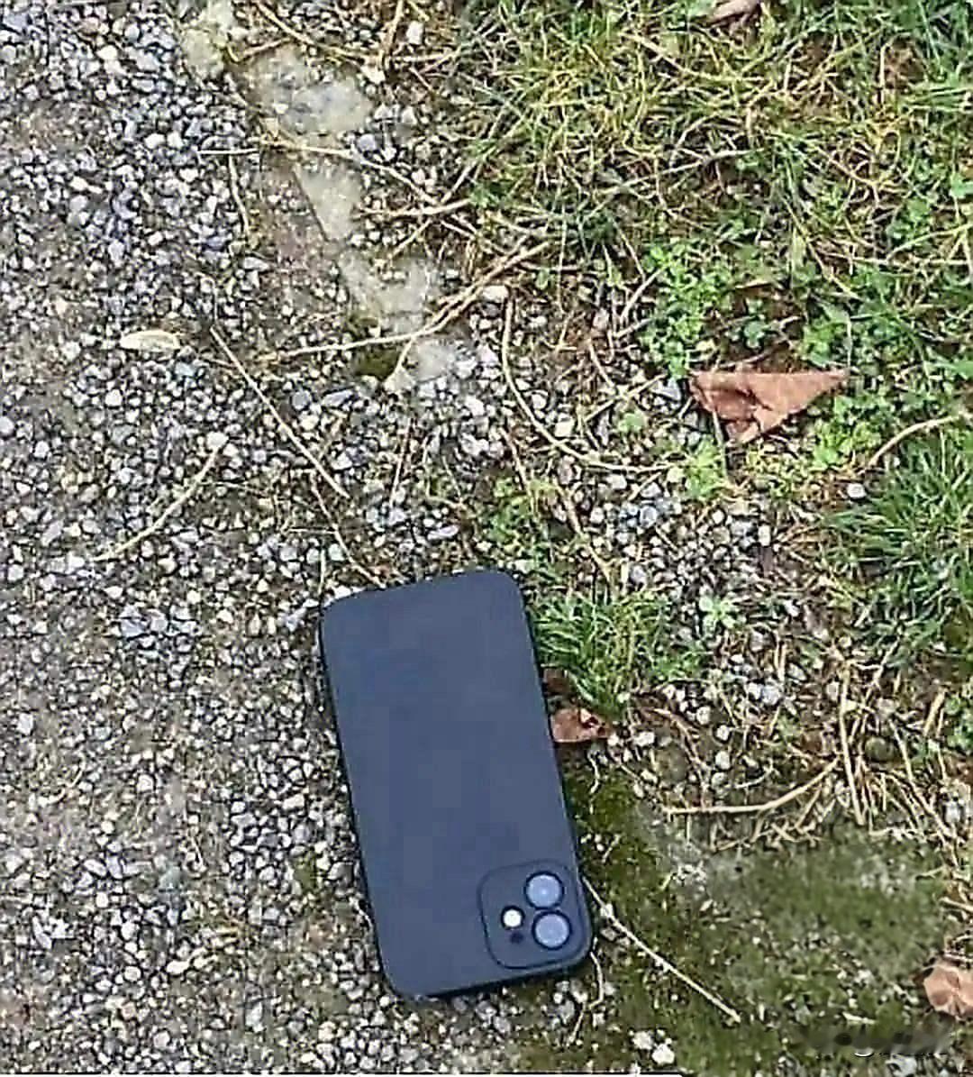 一网友捡到一部苹果手机，估计最少能值6000元，他关机放在家里一个月后，拿到修理