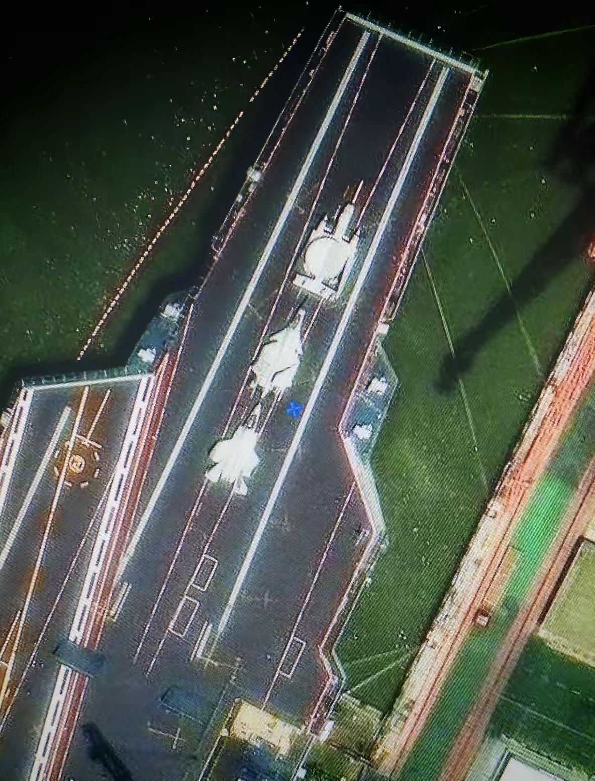 看！歼-35把翼折叠后的样子，看外国羡慕嫉妒恨的军事“专家”还有什么话可说。