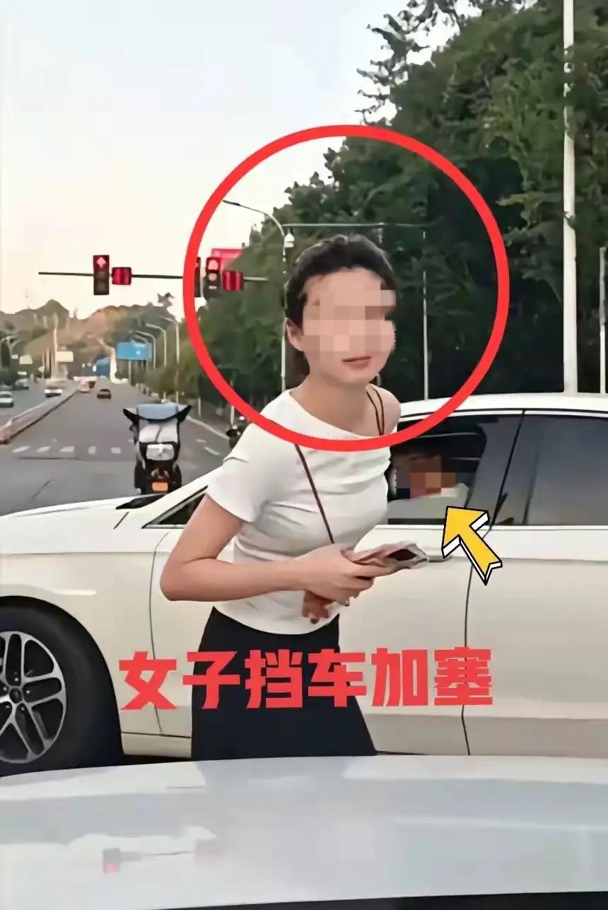 之前刷到重庆那对夫妻在路口搞“人肉挡车加塞”的视频，隔着屏幕都替后车车主窝火，现
