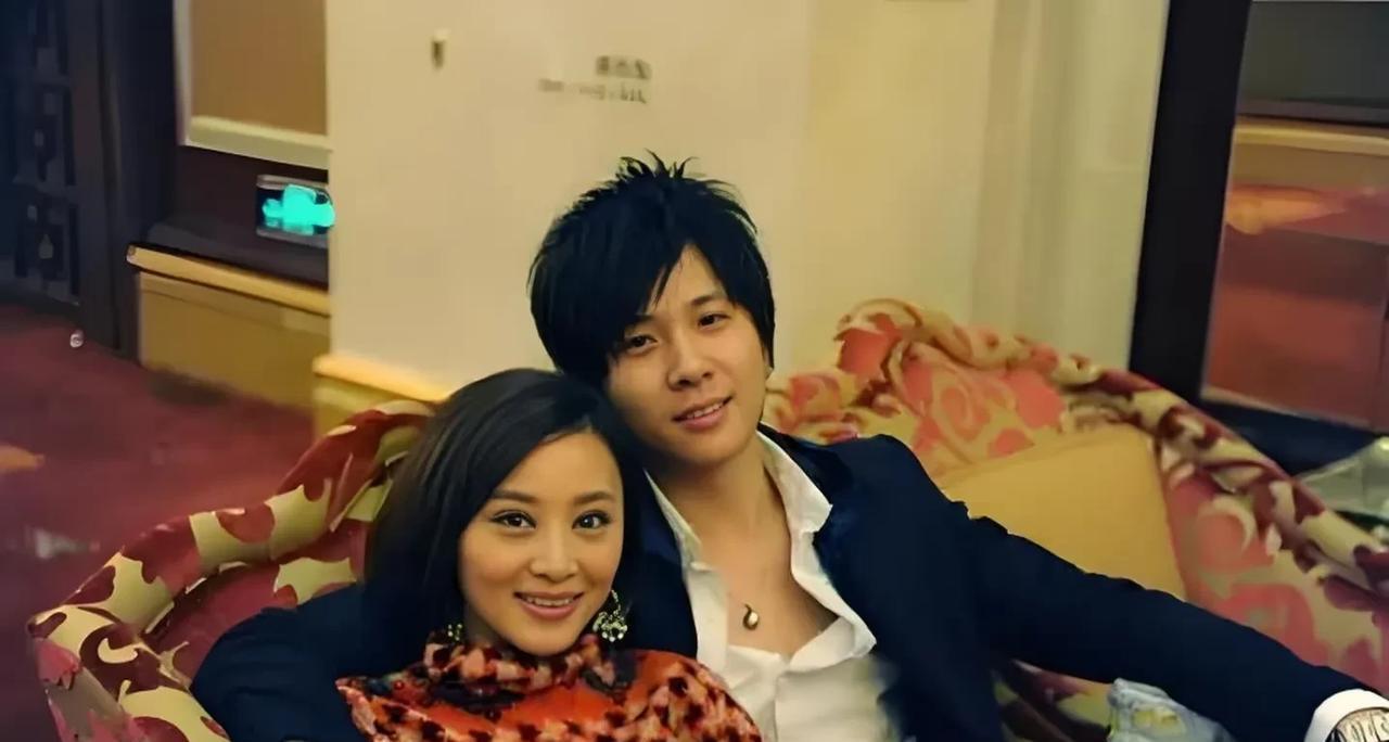 朴树家的“买烟三日游”堪称娱乐圈婚姻的“反套路生存指南”。2006年妻子下楼买烟