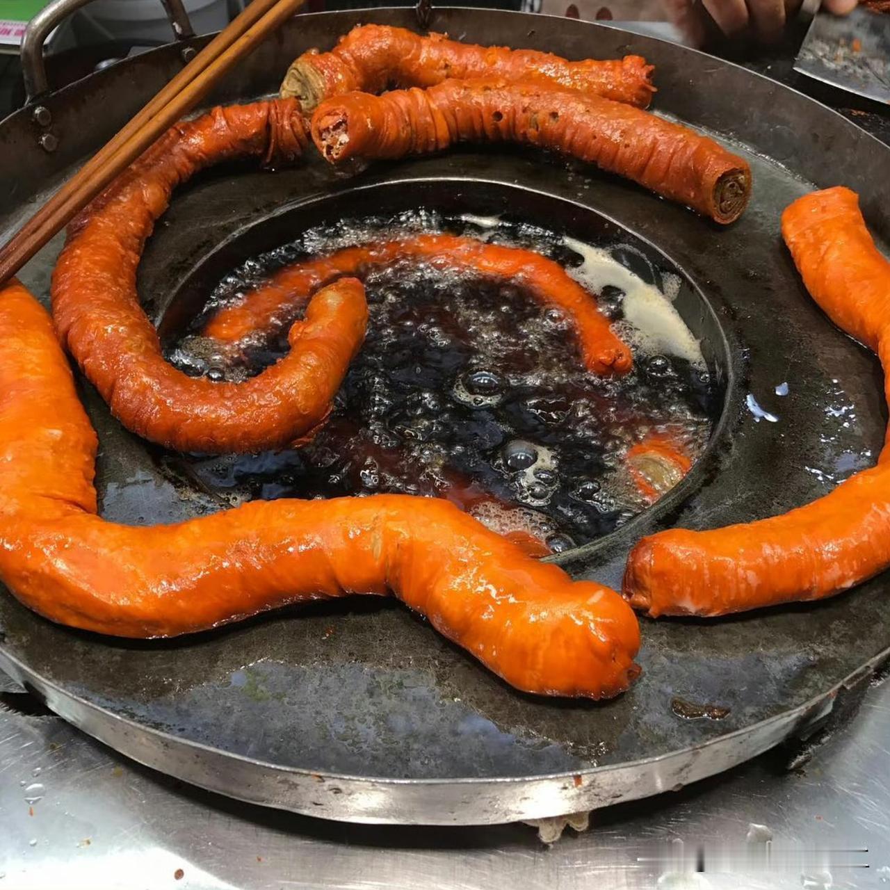 香港路边小吃：脆皮炸大肠很多人到香港街头买炸大肠，十几元一串，就站在路边吃