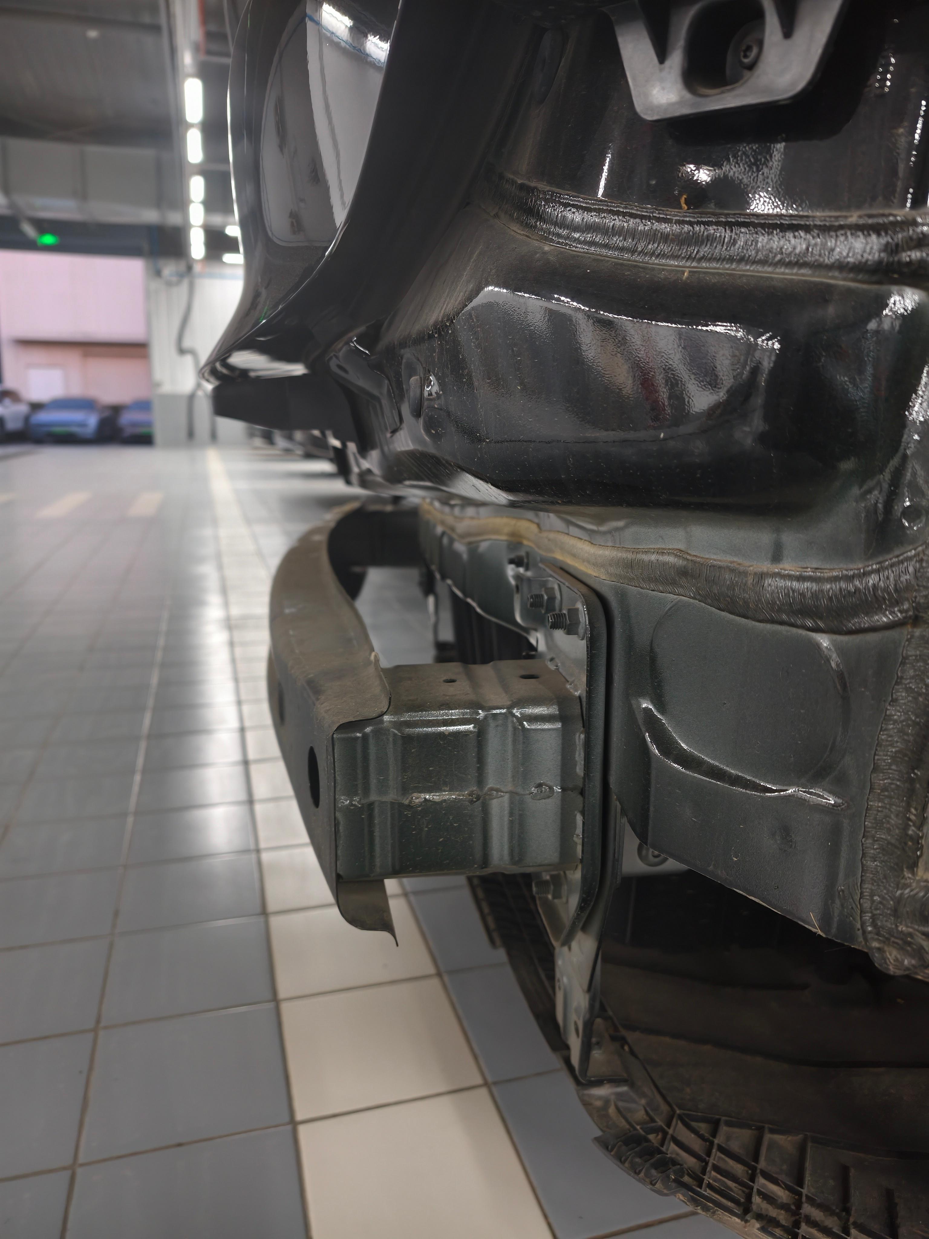 给车做保养猜猜这是哪个车的后防撞梁