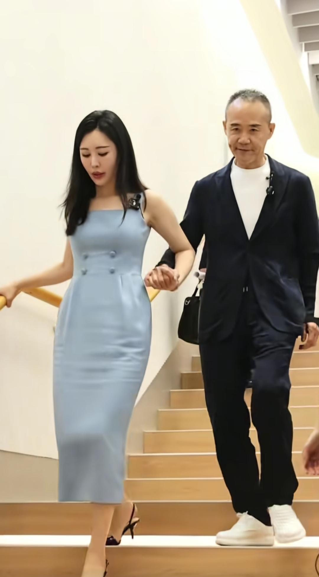 最近网上突然有人说王石被抓了，说他失联了，谣言传得挺凶的。然后田朴珺就发