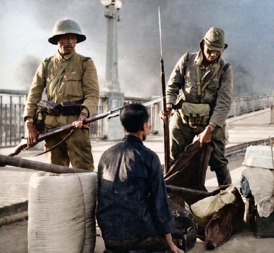 这张由侵华日军随军记者拍摄的1938年10月22日广州海珠桥南端的照片。就在前一