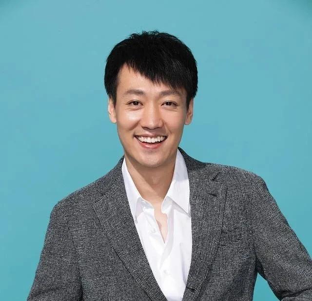 辛柏青说，虽然我老婆为我拒绝拍吻戏，但我拍，而且觉得亲的那一瞬间，是合适的。当我