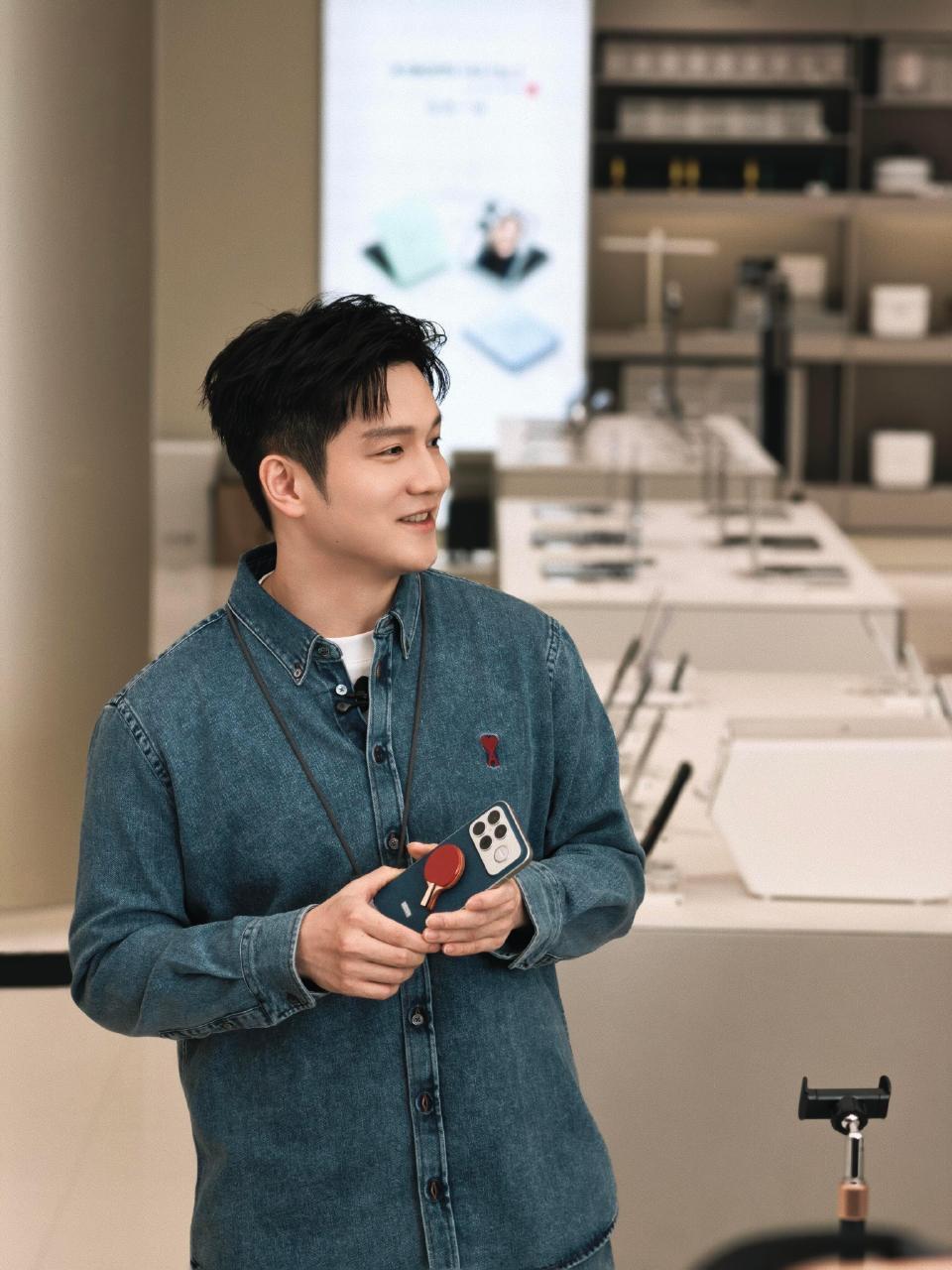 樊振东任小米一日店长，真是帅气逼人！小胖身穿一身牛仔装空降活动现场，阳