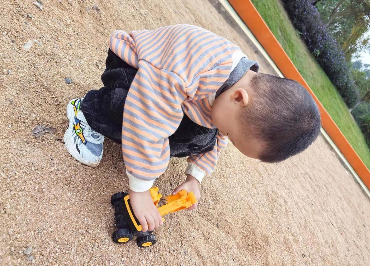 三岁的小家伙，头顶着生日帽，手里攥着哥哥的奶瓶。爸妈没办派对，没晒蛋糕，就拍了