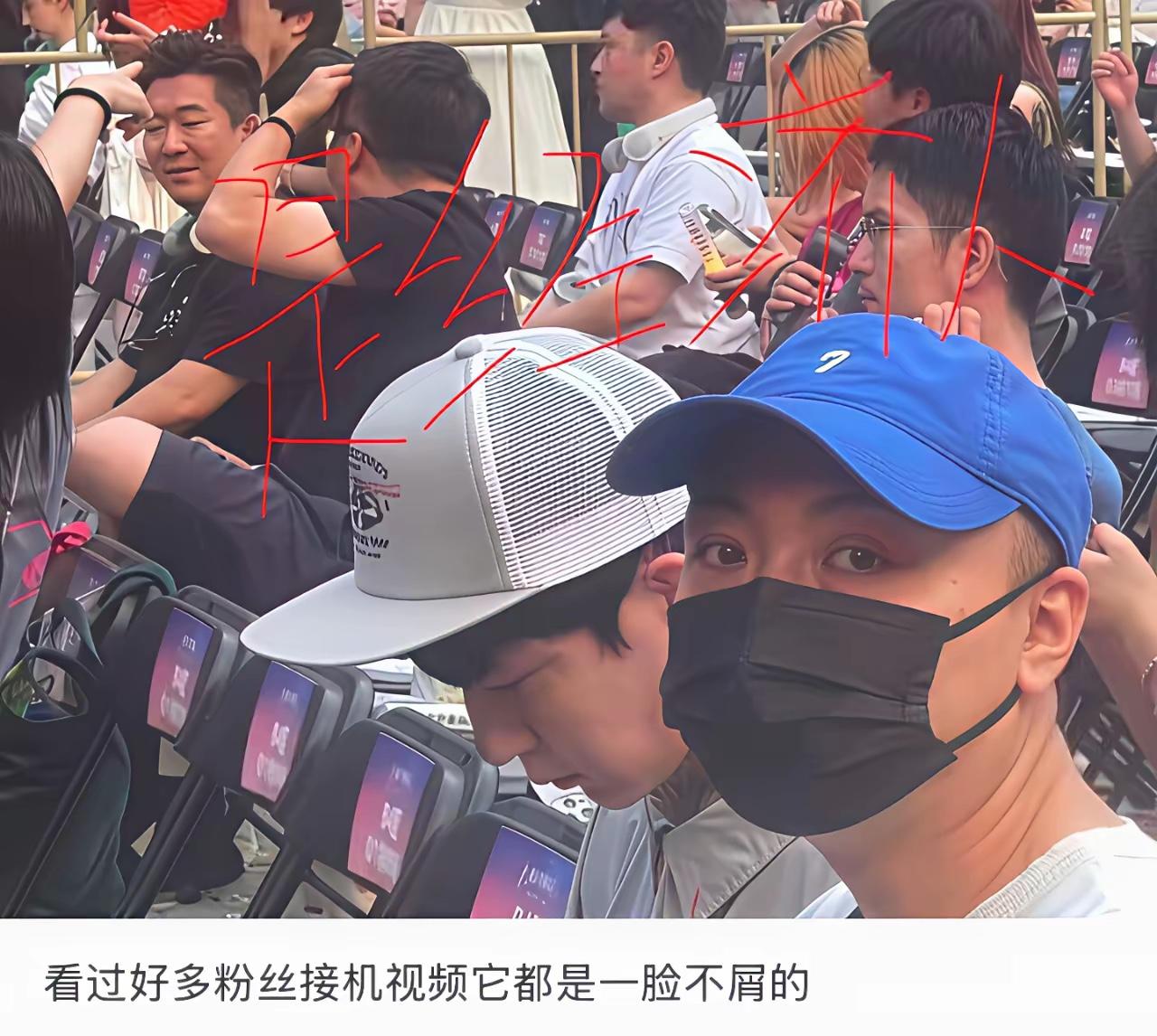 这位就是胧胧的经纪人​一脸不好惹的样子，​感觉朦胧在他旁边，倒像是他的经纪人