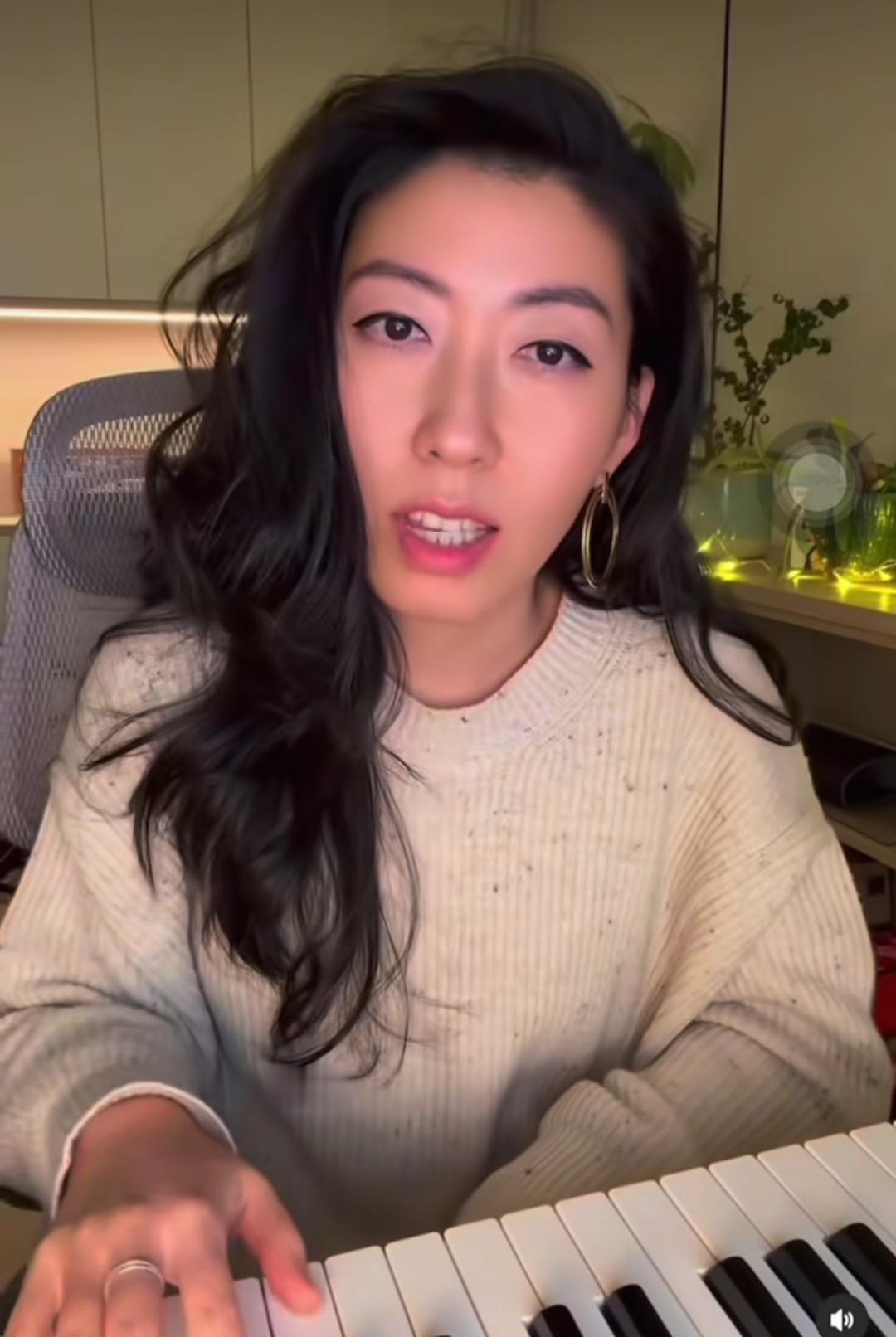 曲婉婷最近想复出赚钱，网友们却不买账，刚开通的账号就被封了，她之所以