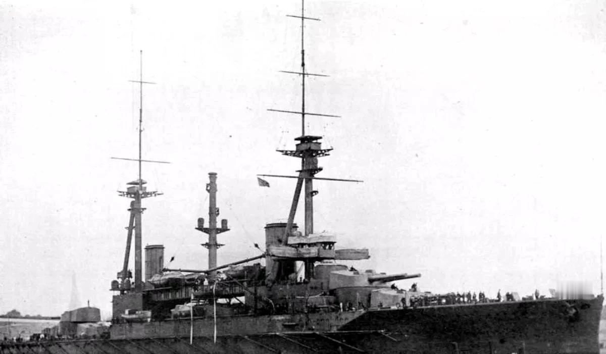 1914年8月1日，英国扣了它们。这事比萨拉热窝还早三天。丘吉尔说是为了打德