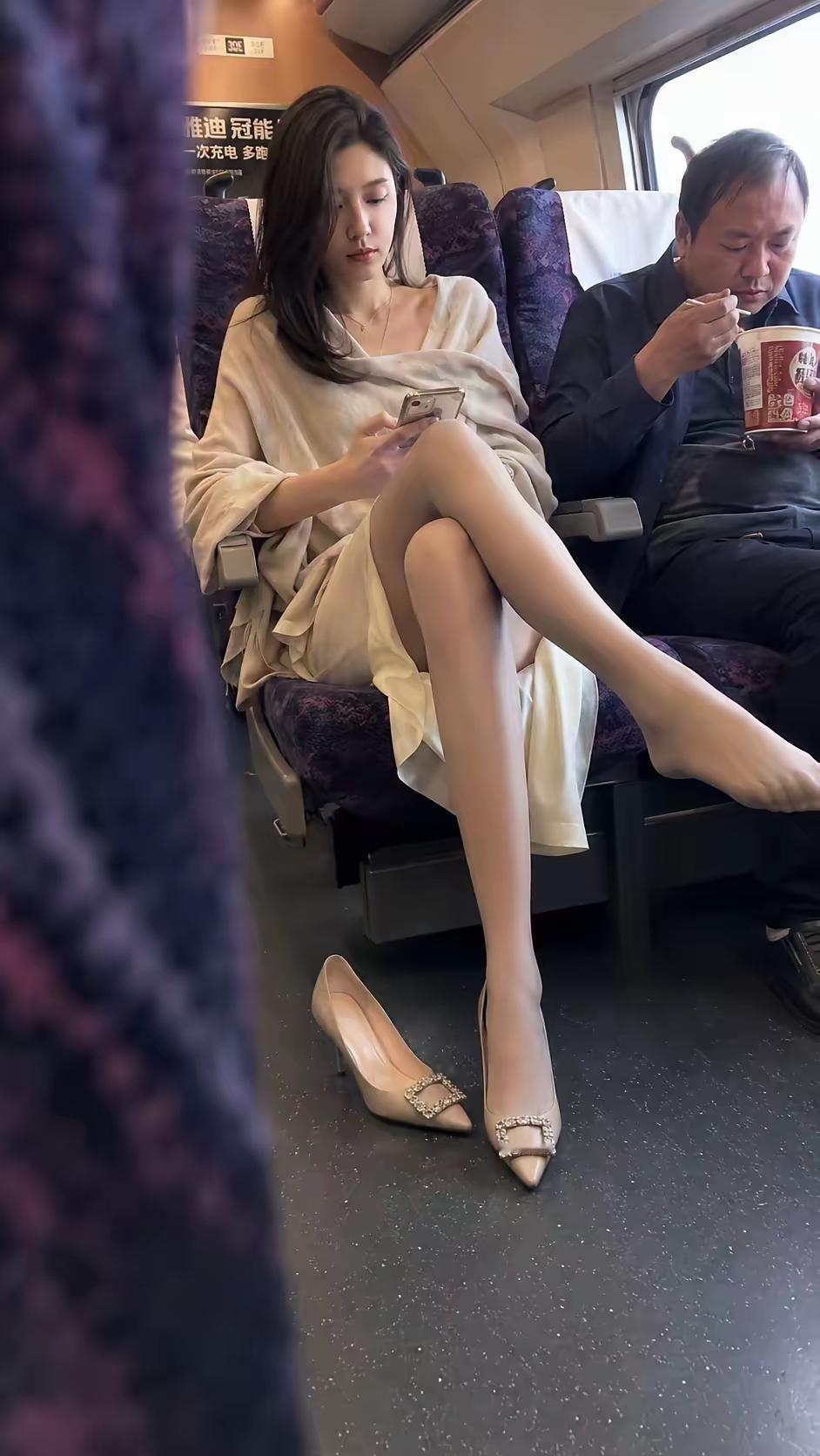 今天在高铁上遇到的，请问该怎么去打招呼