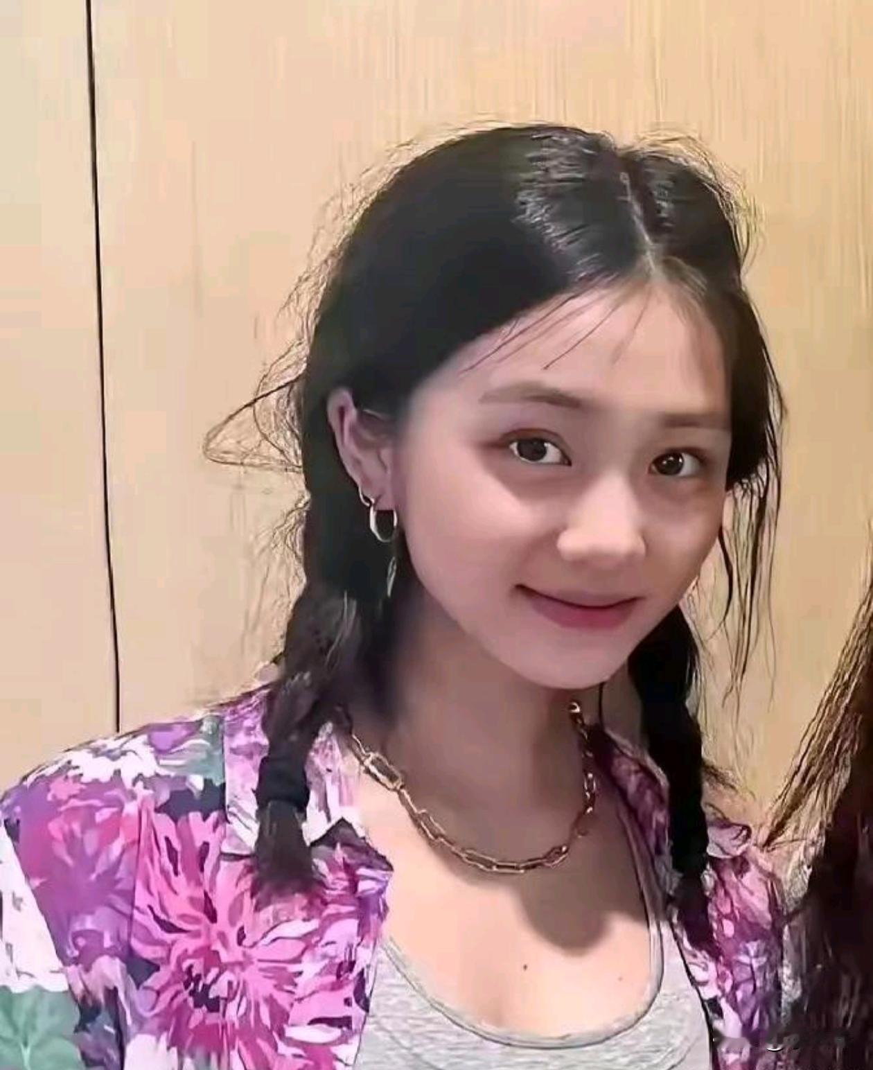 黄多多刚在D音发完一条日常，评论区就炸锅。网友扒出她在纽约大学读大二，宿舍窗外能