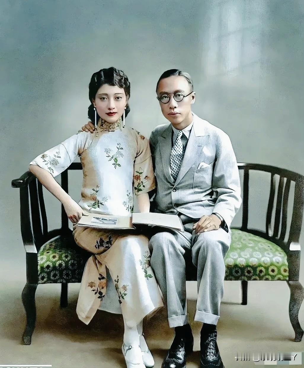 这是溥仪和婉容在天津时的一张合影老照片，拍摄于上世纪二十年代末。这可不是演员所扮