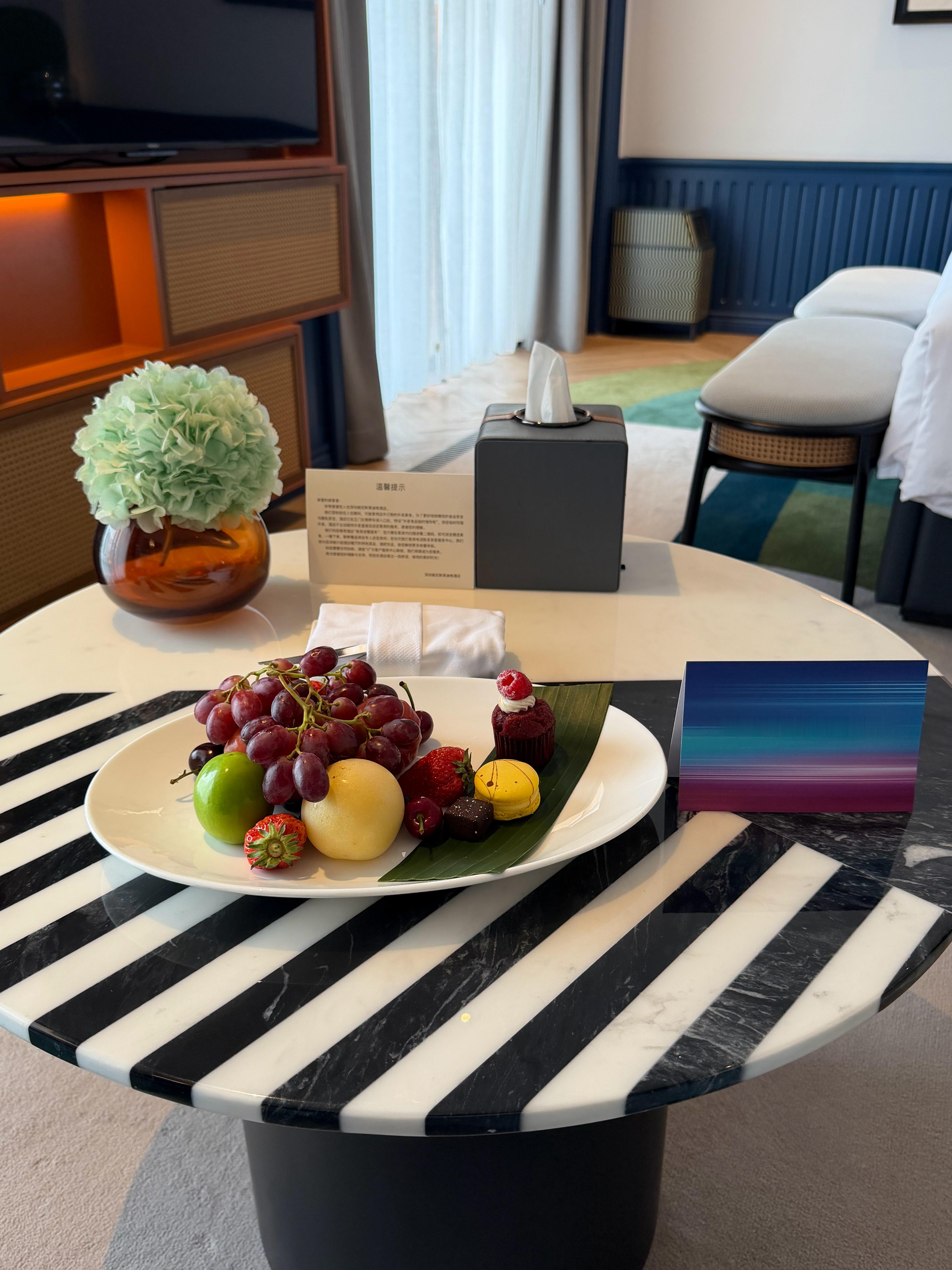 带大家打卡一下深圳英迪格酒店非常有意思的设计。应该说海岛度假风？像新加坡的酒店