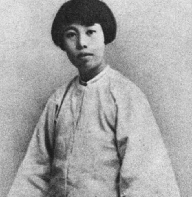 1927年，鲁迅瞒着妻子朱安，与女学生许广平同居怀孕。谁知，鲁迅母亲劝说：“留着