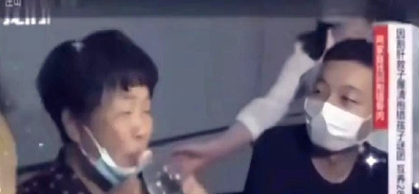 这个认亲现场堪称史上最诡异的母子重逢！监控画面里的大娘接过矿泉水转身的动作，让