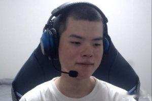 韩国网友谈到Deft目前的消息：Deft的背伤很严重，他行动很不方便，点名的时候