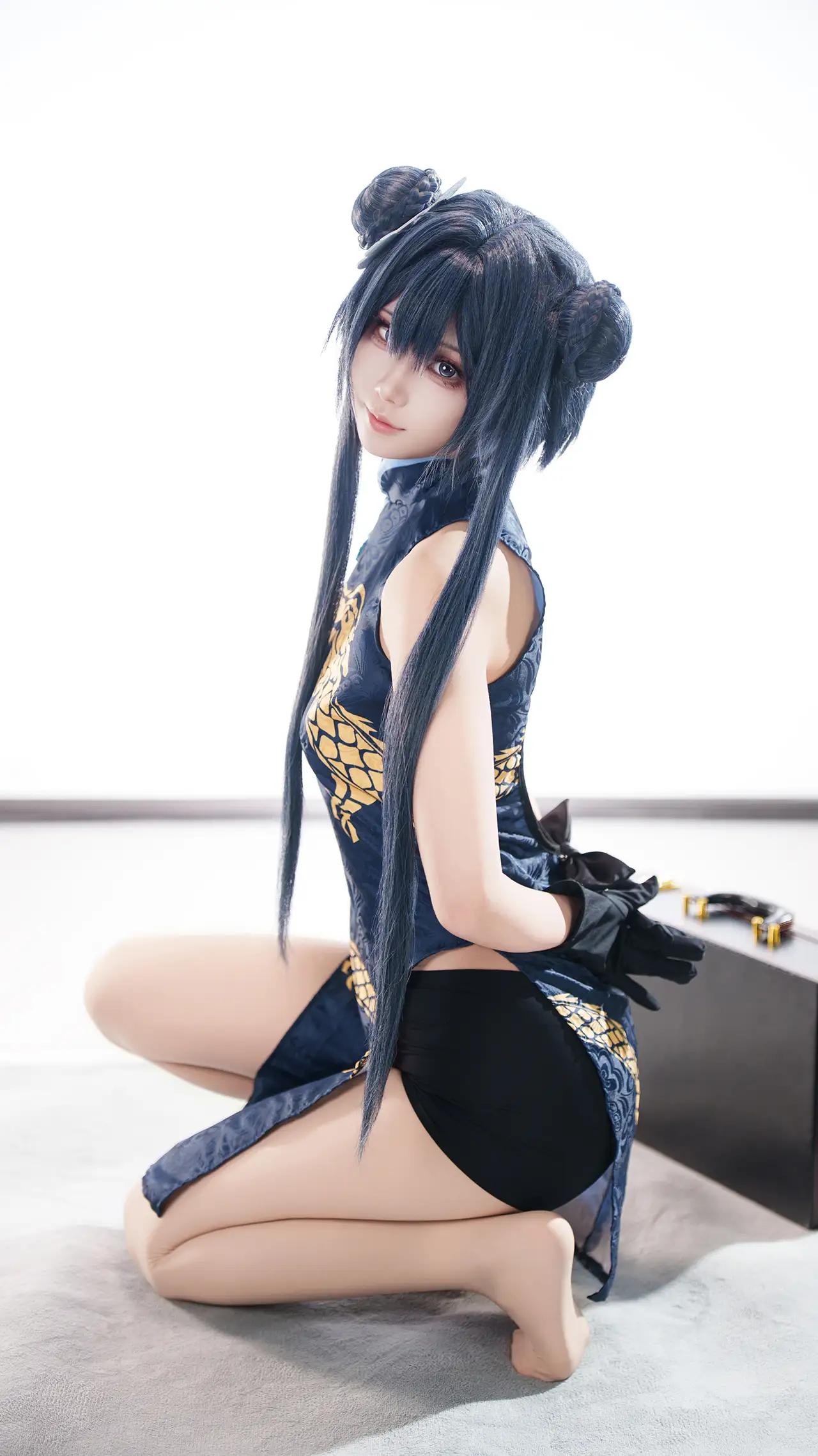 古风少女跪坐，黑发双髻，蓝衣金饰，韵味十足。