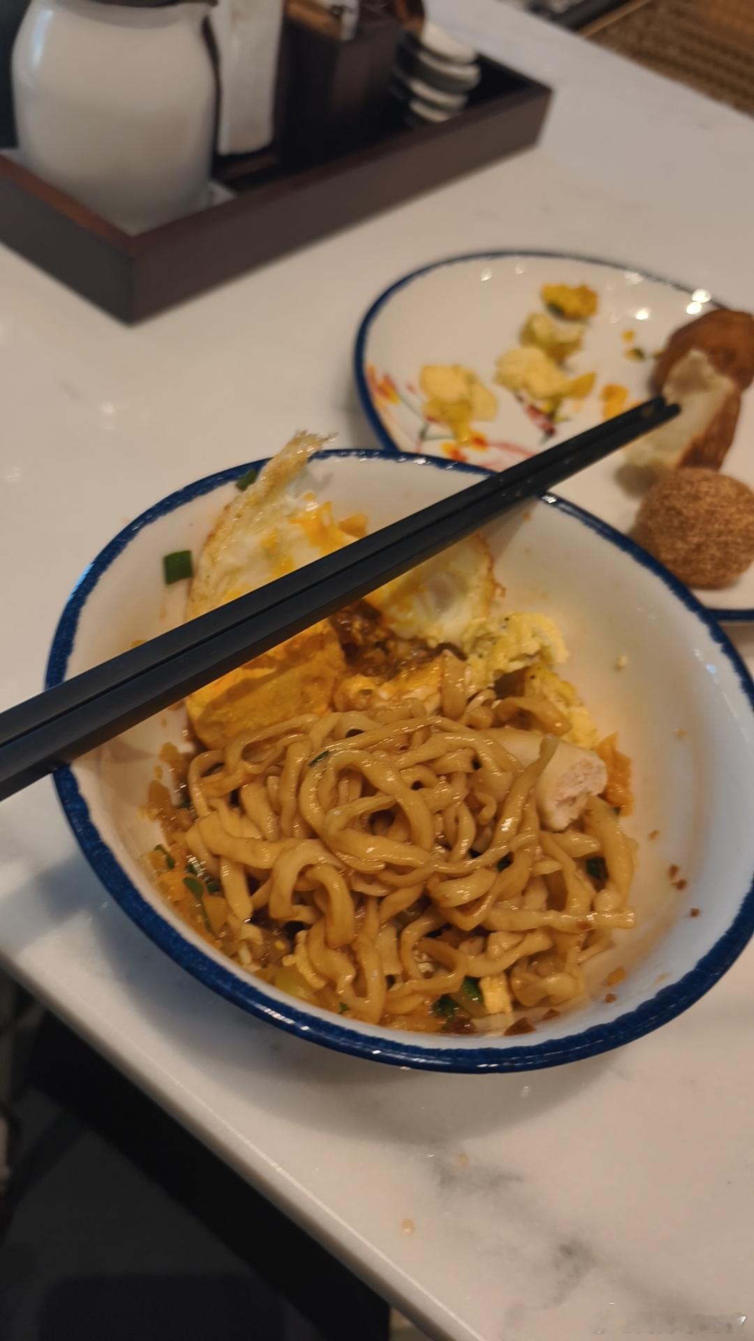 我记得之前有人讲过睡前最好不吃东西，因为吃了大脑会继续兴奋，然后就睡不着了