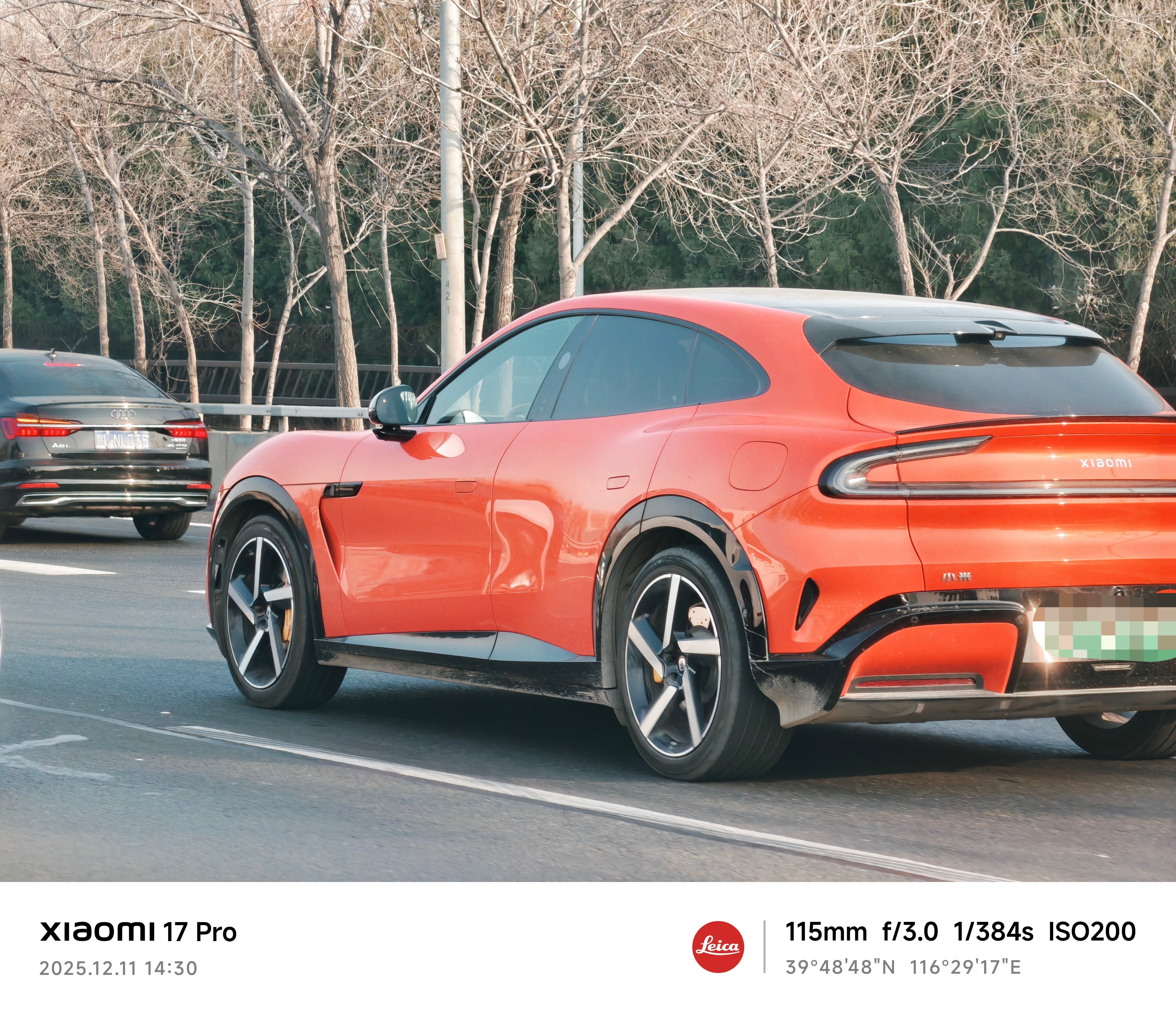 路上遇见一辆橘色的小米YU7，我第一反应就是好帅啊！可真令人羡慕啊！后来反应了一