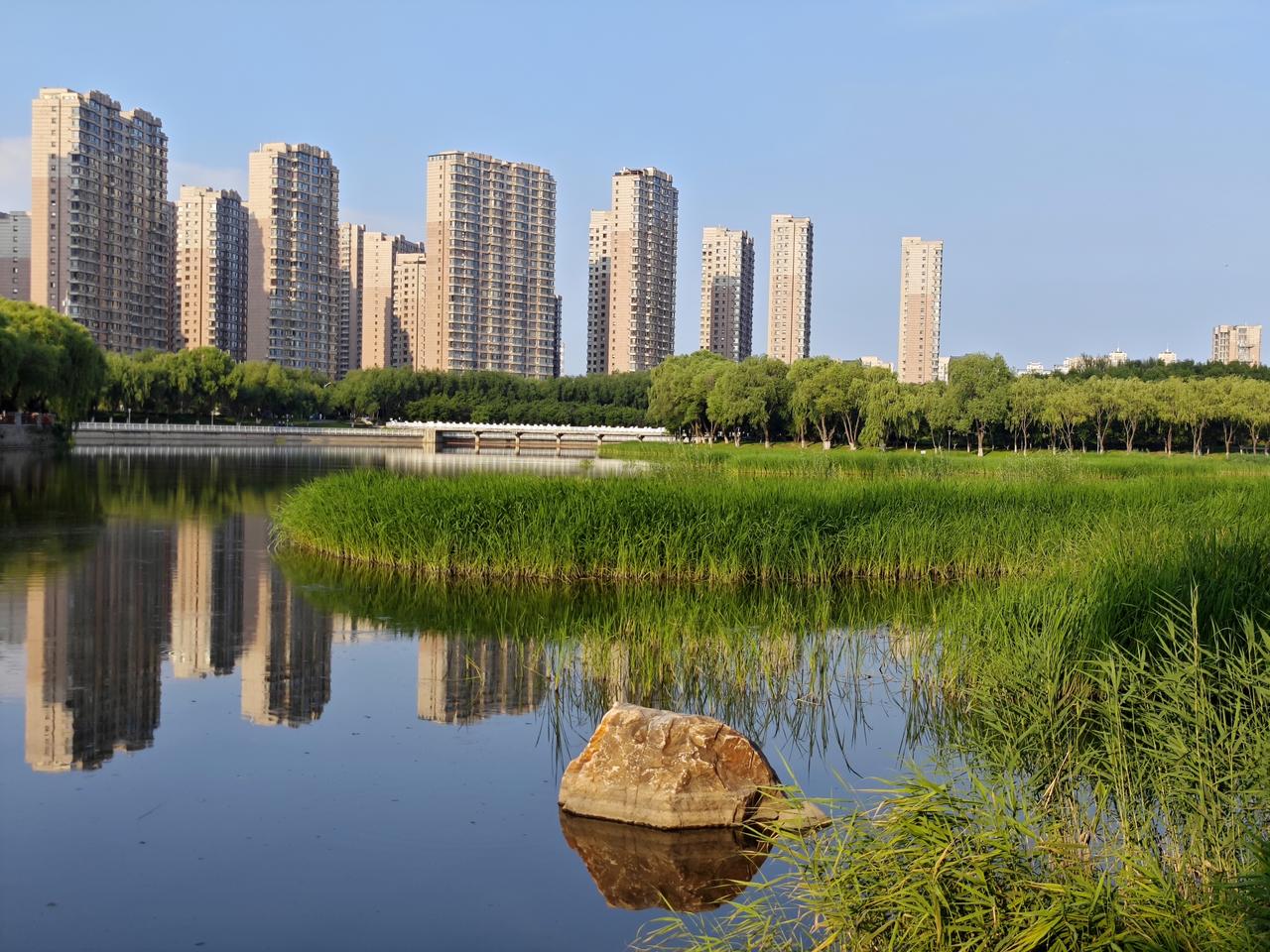 北方的夏日，云淡天高地阔。盛夏落在伊通河畔，便少了几分燥热，多了几分清旷。