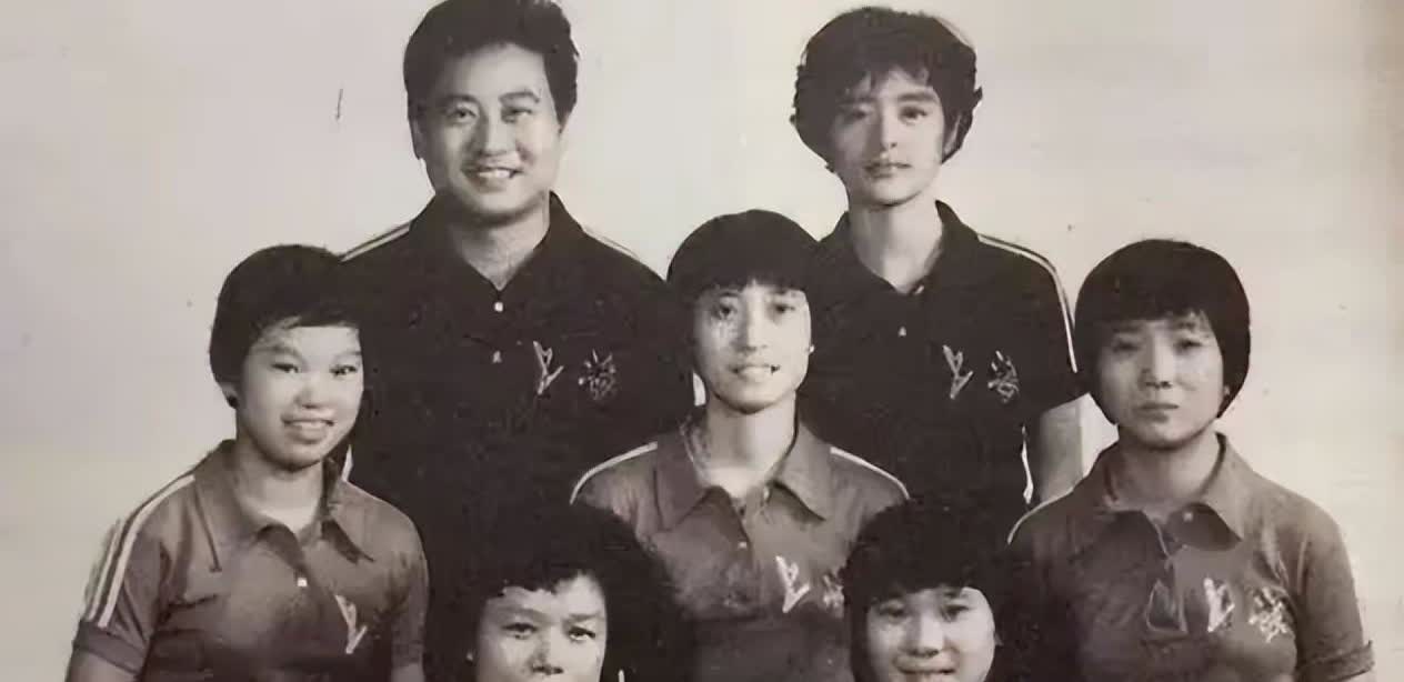 这张照片太珍贵了！这绝对是一道难题，谁能认出两个乒乓球队员绝对是大神级！