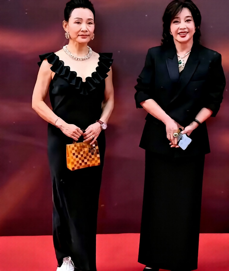 没想到，当年并肩绽放的“小花”，75岁再同框竟只剩一个人的热忱。过去在《小花