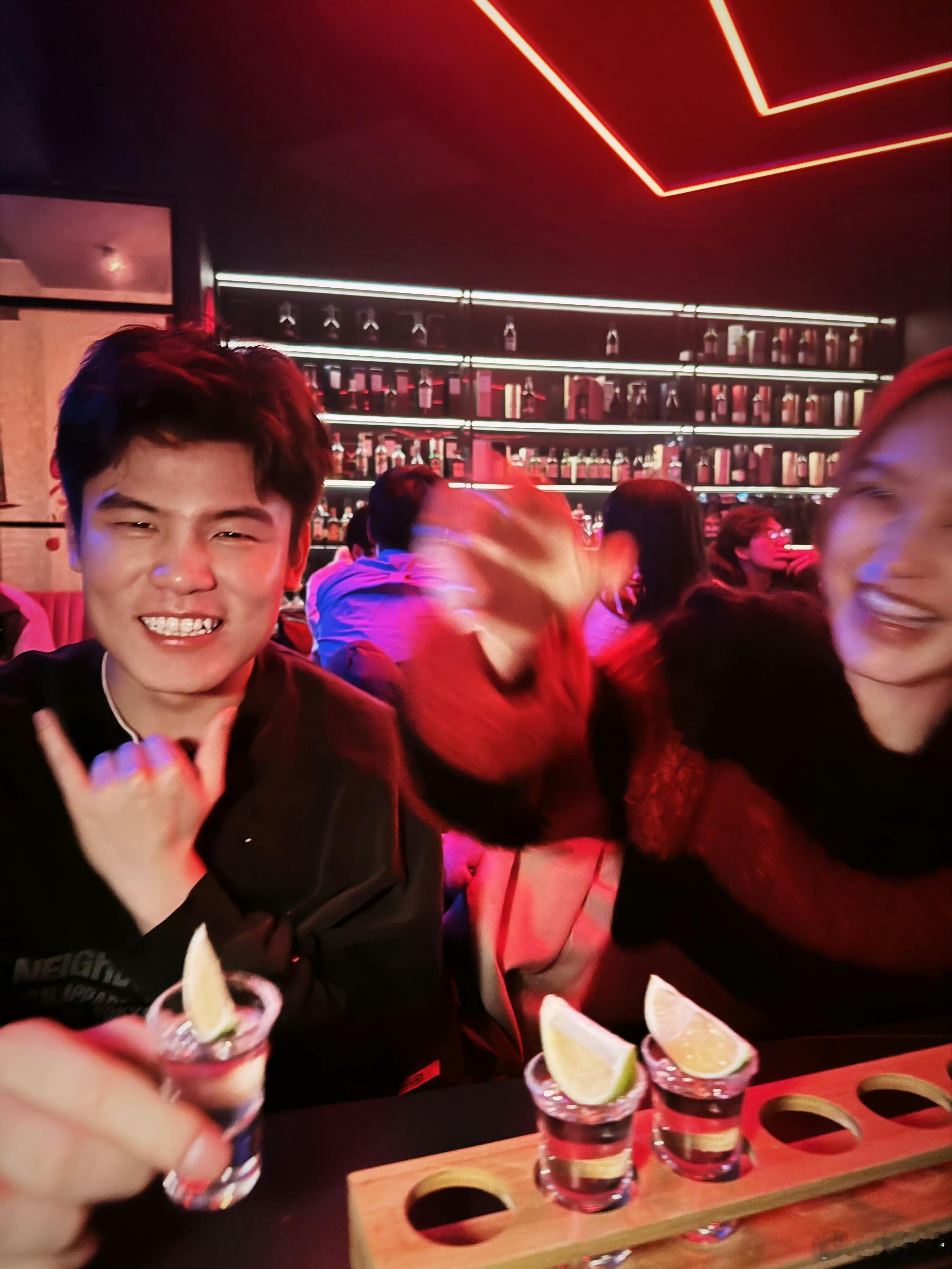 周扬青和何广智一起跨年wow，众所周知工作室这是二次营业开启新篇章啦！周扬青和