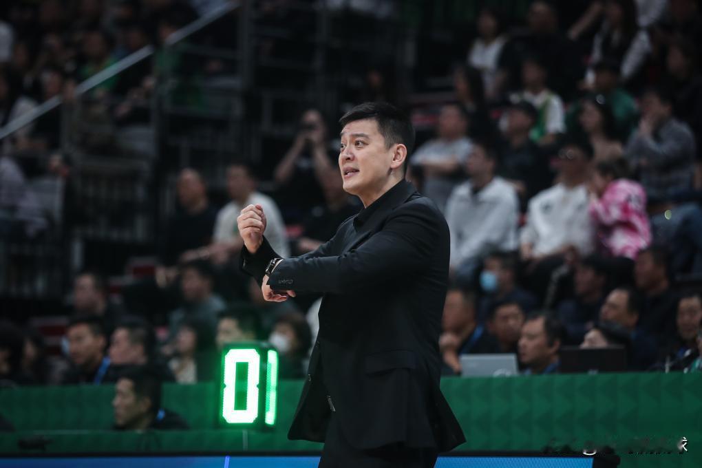 辽宁本钢主帅杨鸣终于黯然下课了！今天据国内媒体人透露，杨鸣教练已经正式离任辽宁本