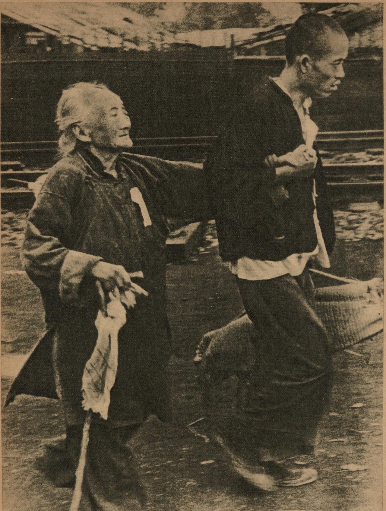 1937年的上海，淞沪会战期间南京路的难民。