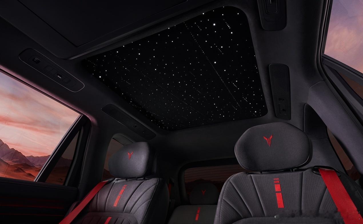 岚图泰山黑武士版本正式开启大定，最大的亮点自然是搭载了华为896线激光雷达～哥俩