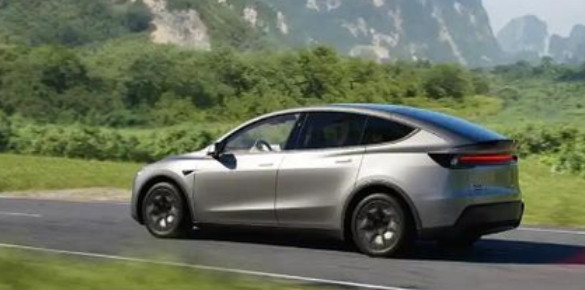8月19日，特斯拉宣布ModelYL正式上市，售价33.9万元。ModelY