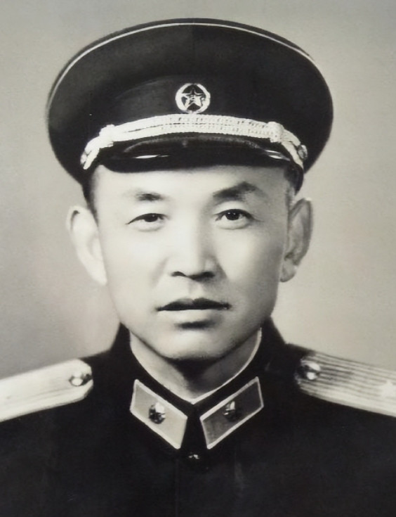 1951年，140师参谋长黎原因为打仗太厉害，资历却不够，军长为了提拔他，接连调