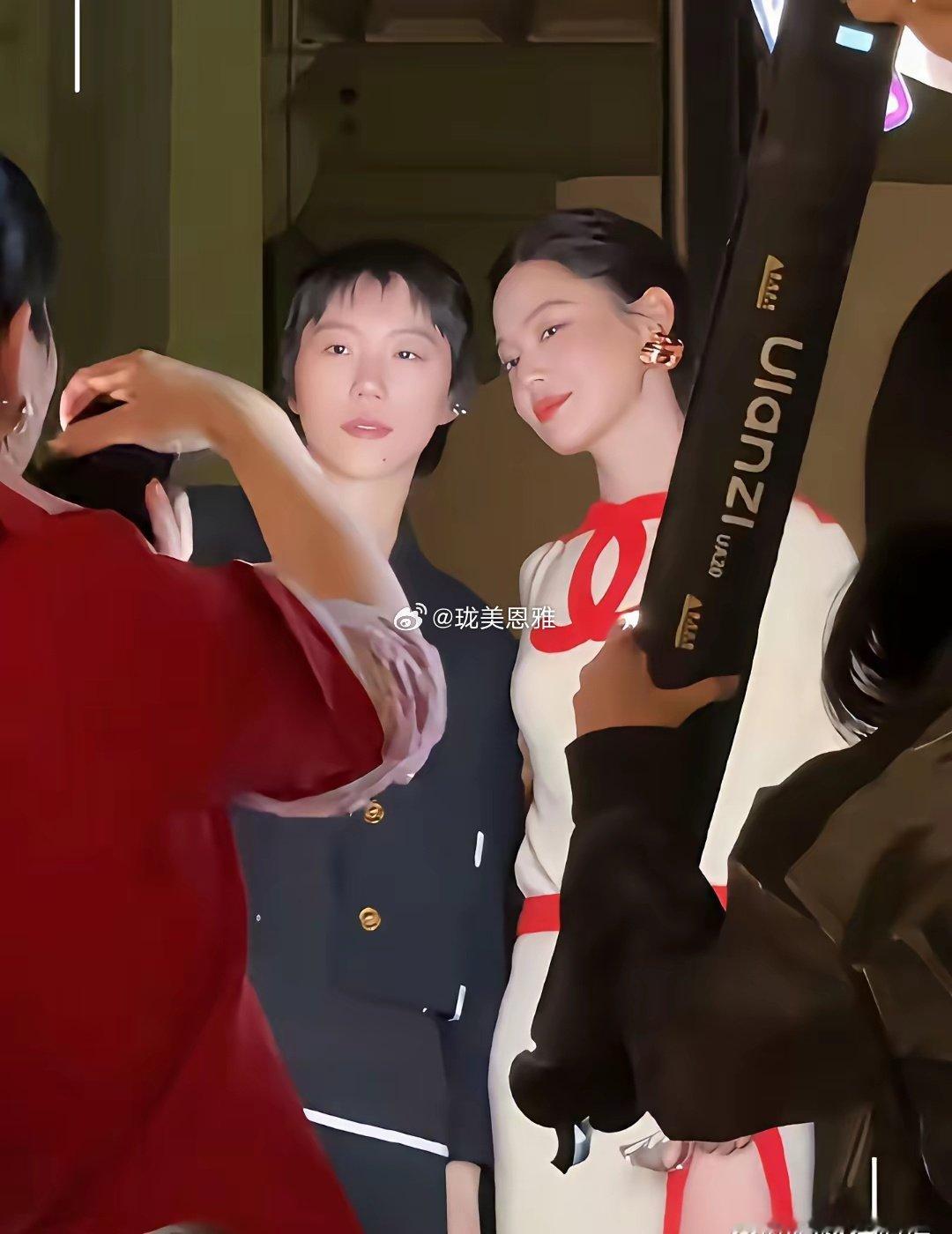 参加奚梦瑶答谢宴的人里我最想不通的就是张歆艺了她都45岁了，难道没人告诉她出席这样正式的场合，穿着牛