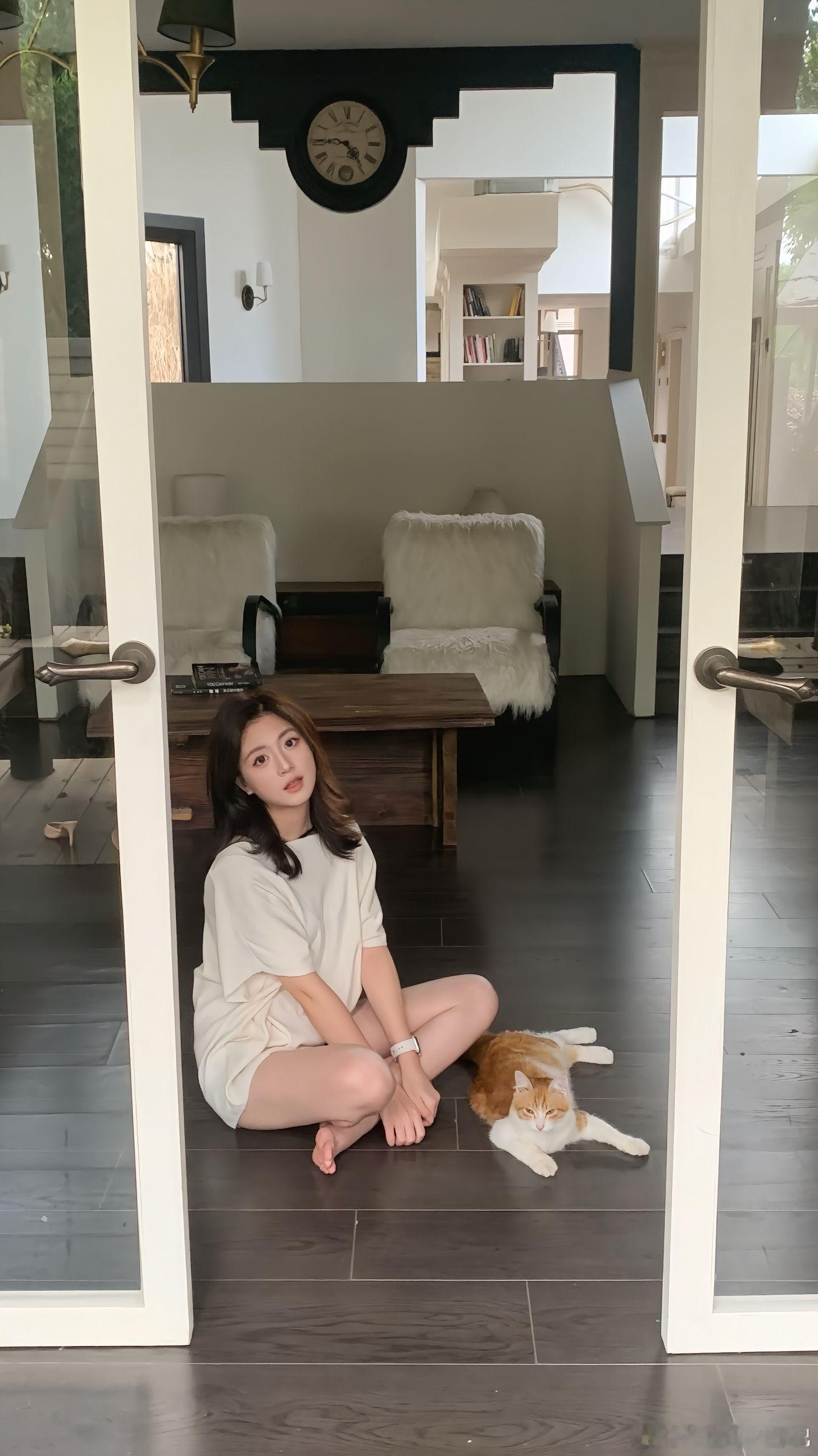 穿衣搭配露肩装美女绘梦长廊