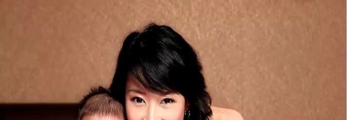 导演管虎拍戏回家后，抱着女儿一顿亲昵后开始和女儿玩耍，突然他盯着女儿的脸看了许久